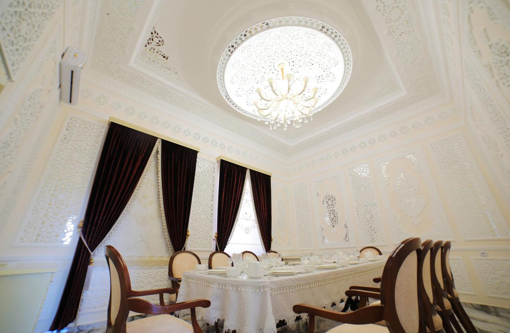 Bravolyuks Hotel Urgencz Zewnętrze zdjęcie