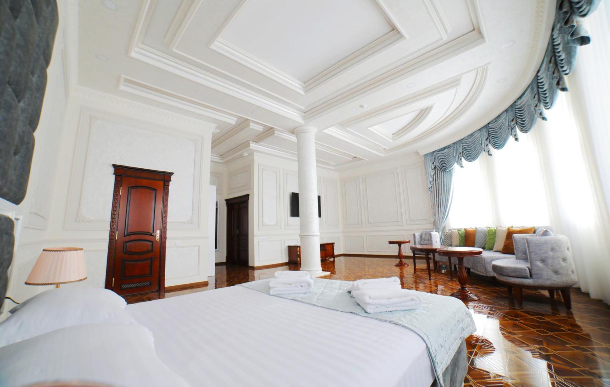 Bravolyuks Hotel Urgencz Zewnętrze zdjęcie