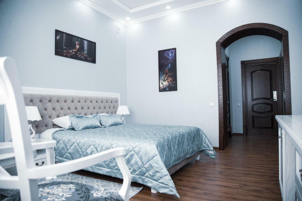 Bravolyuks Hotel Urgencz Zewnętrze zdjęcie