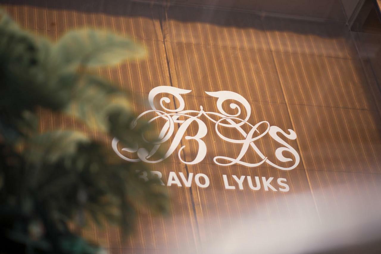 Bravolyuks Hotel Urgencz Zewnętrze zdjęcie