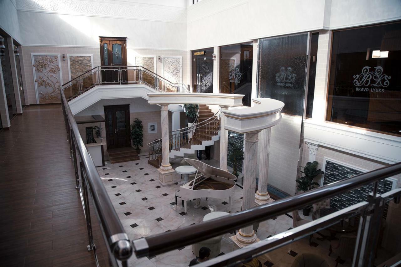 Bravolyuks Hotel Urgencz Zewnętrze zdjęcie