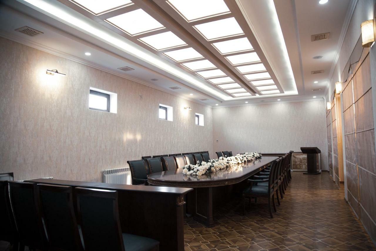 Bravolyuks Hotel Urgencz Zewnętrze zdjęcie