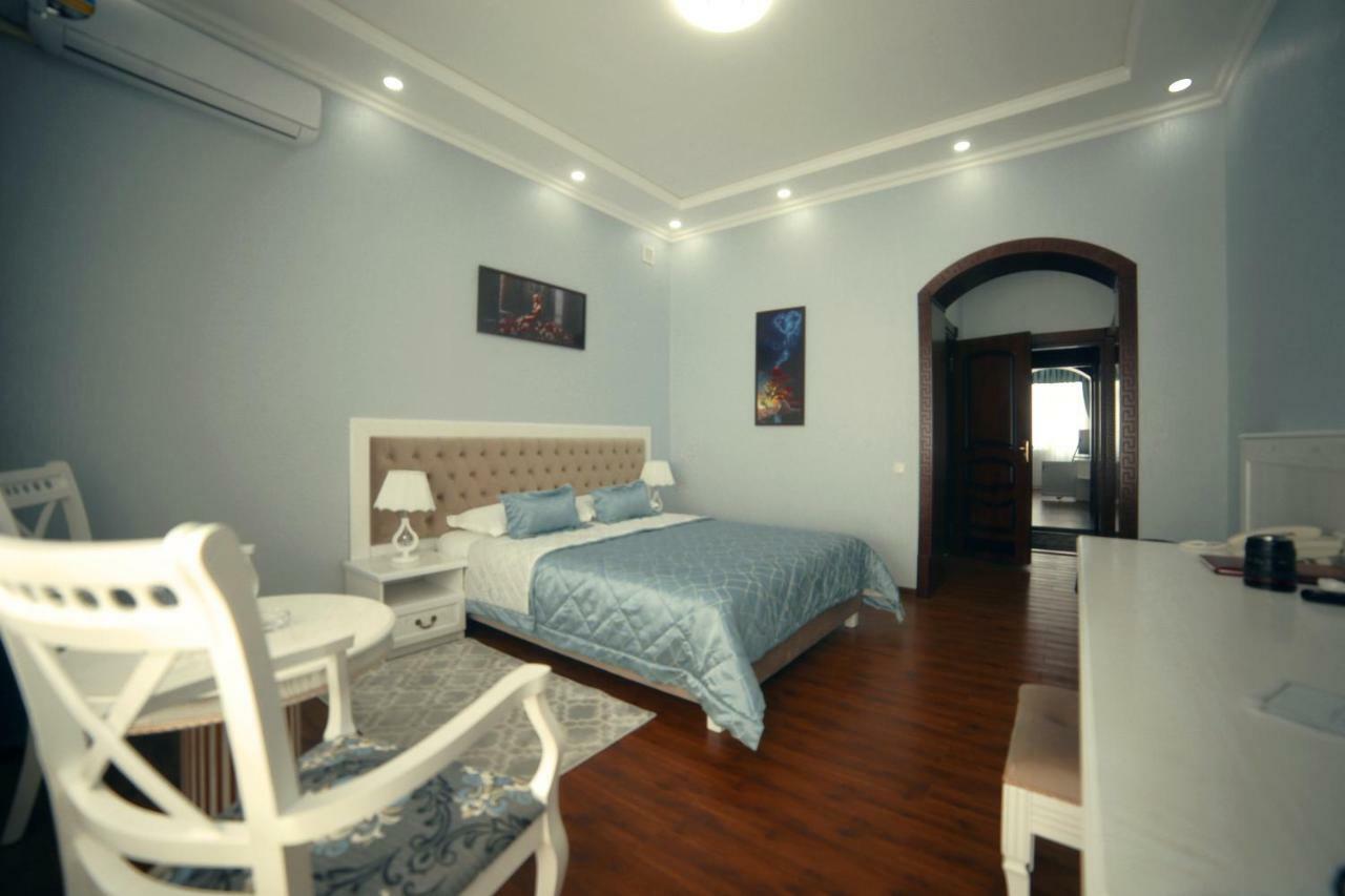 Bravolyuks Hotel Urgencz Zewnętrze zdjęcie