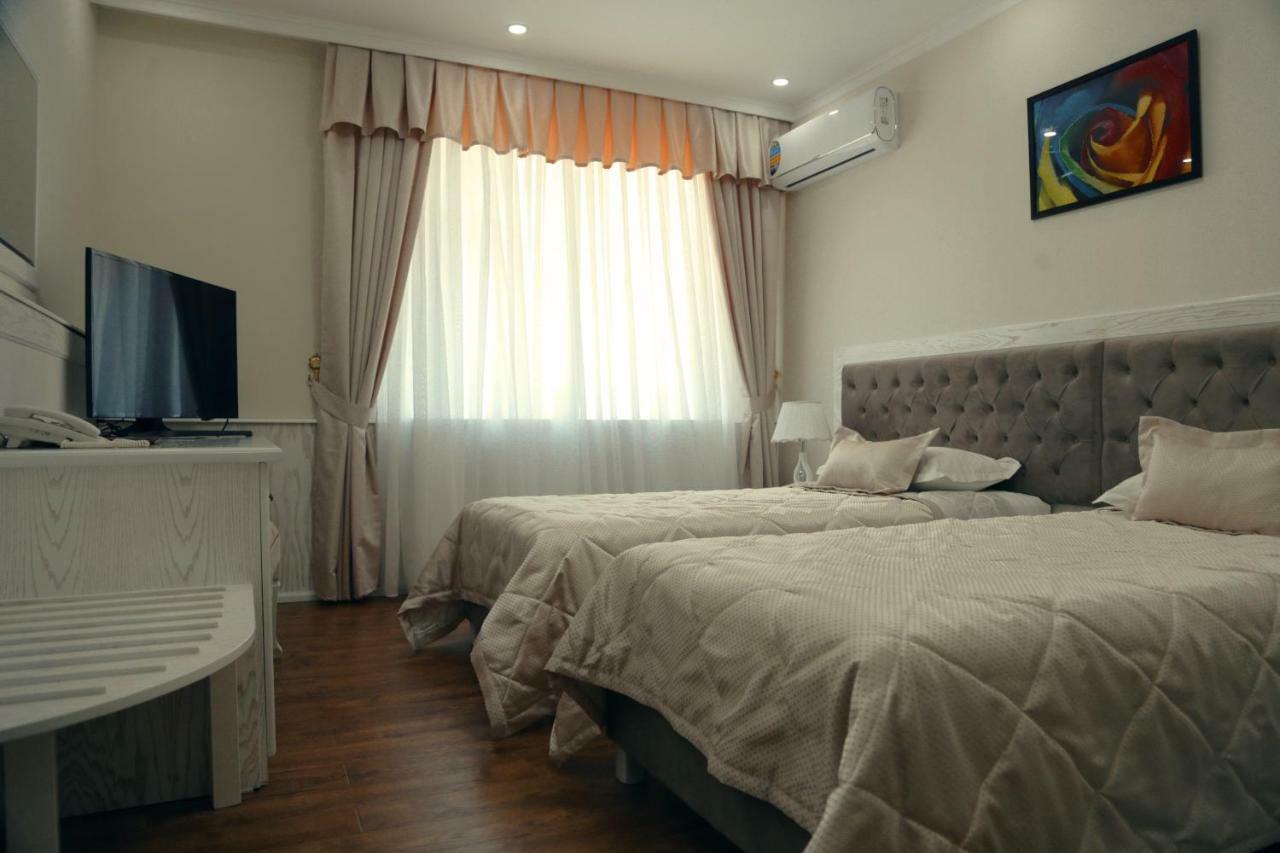 Bravolyuks Hotel Urgencz Zewnętrze zdjęcie