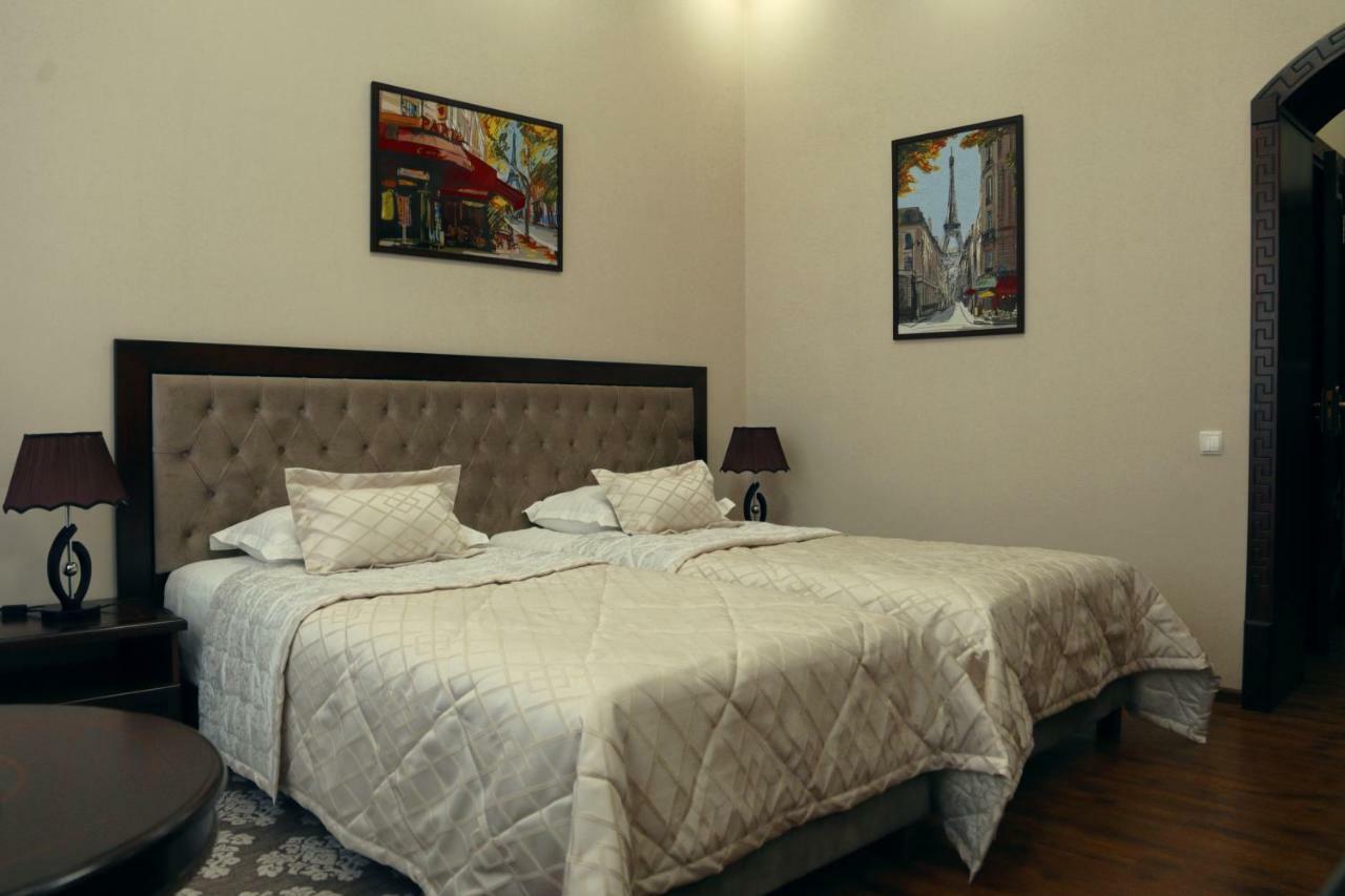 Bravolyuks Hotel Urgencz Zewnętrze zdjęcie