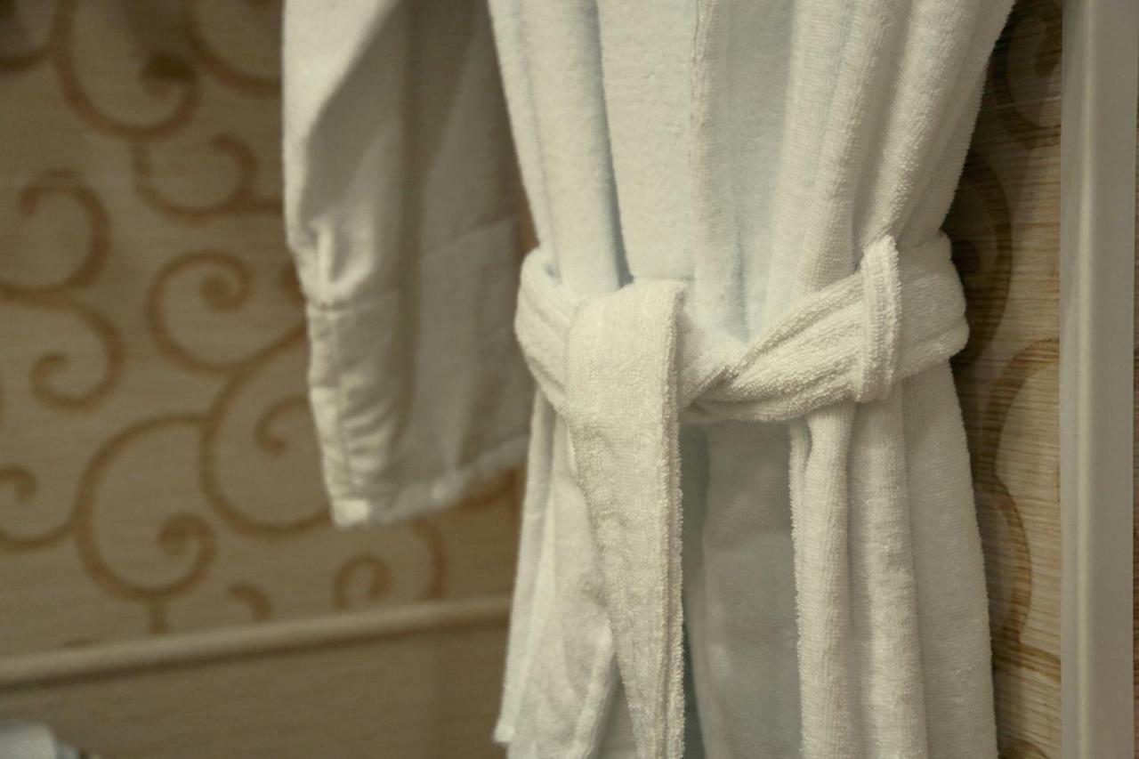 Bravolyuks Hotel Urgencz Zewnętrze zdjęcie