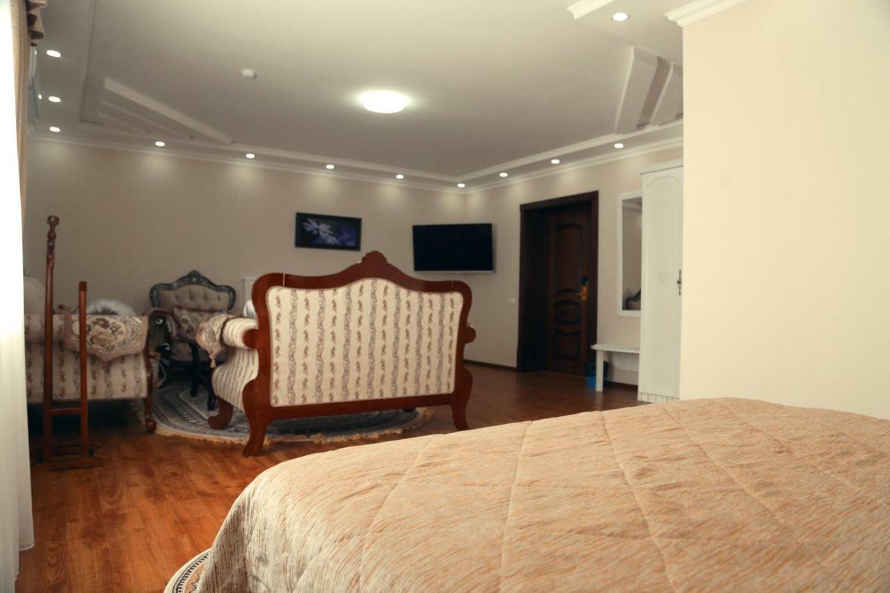 Bravolyuks Hotel Urgencz Zewnętrze zdjęcie