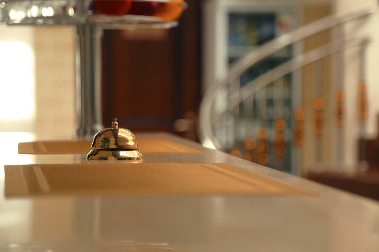 Bravolyuks Hotel Urgencz Zewnętrze zdjęcie