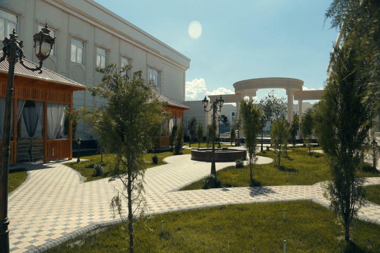 Bravolyuks Hotel Urgencz Zewnętrze zdjęcie