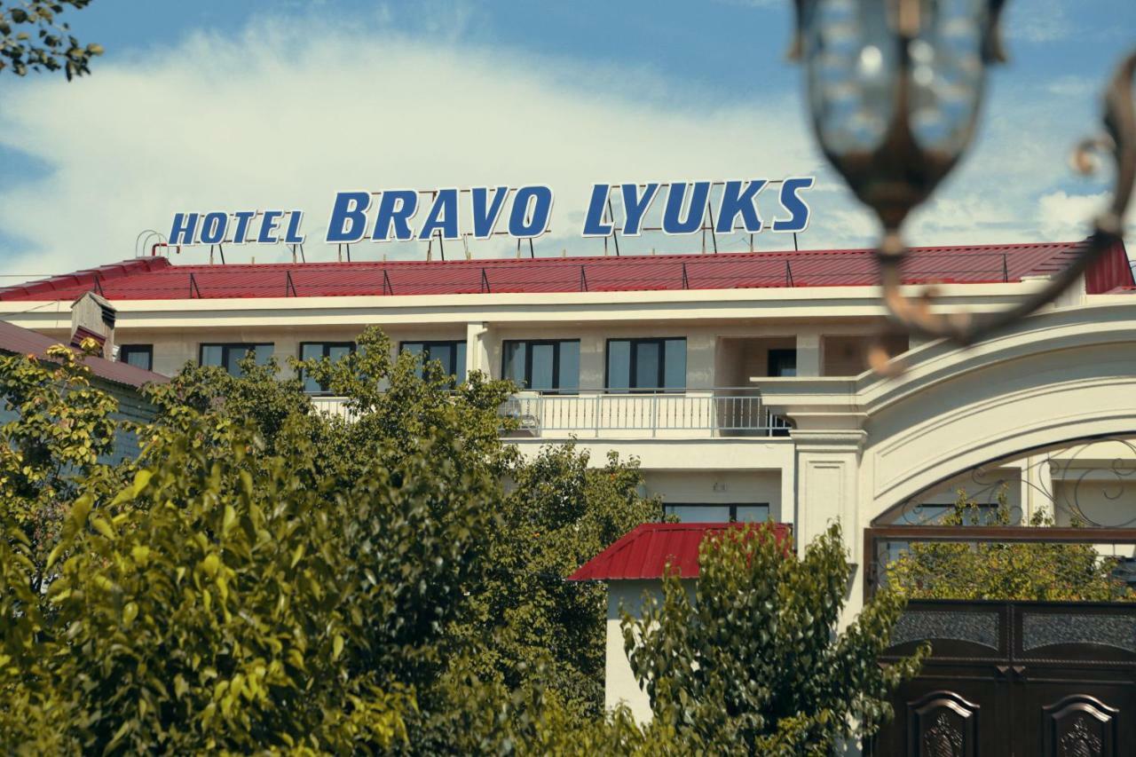 Bravolyuks Hotel Urgencz Zewnętrze zdjęcie