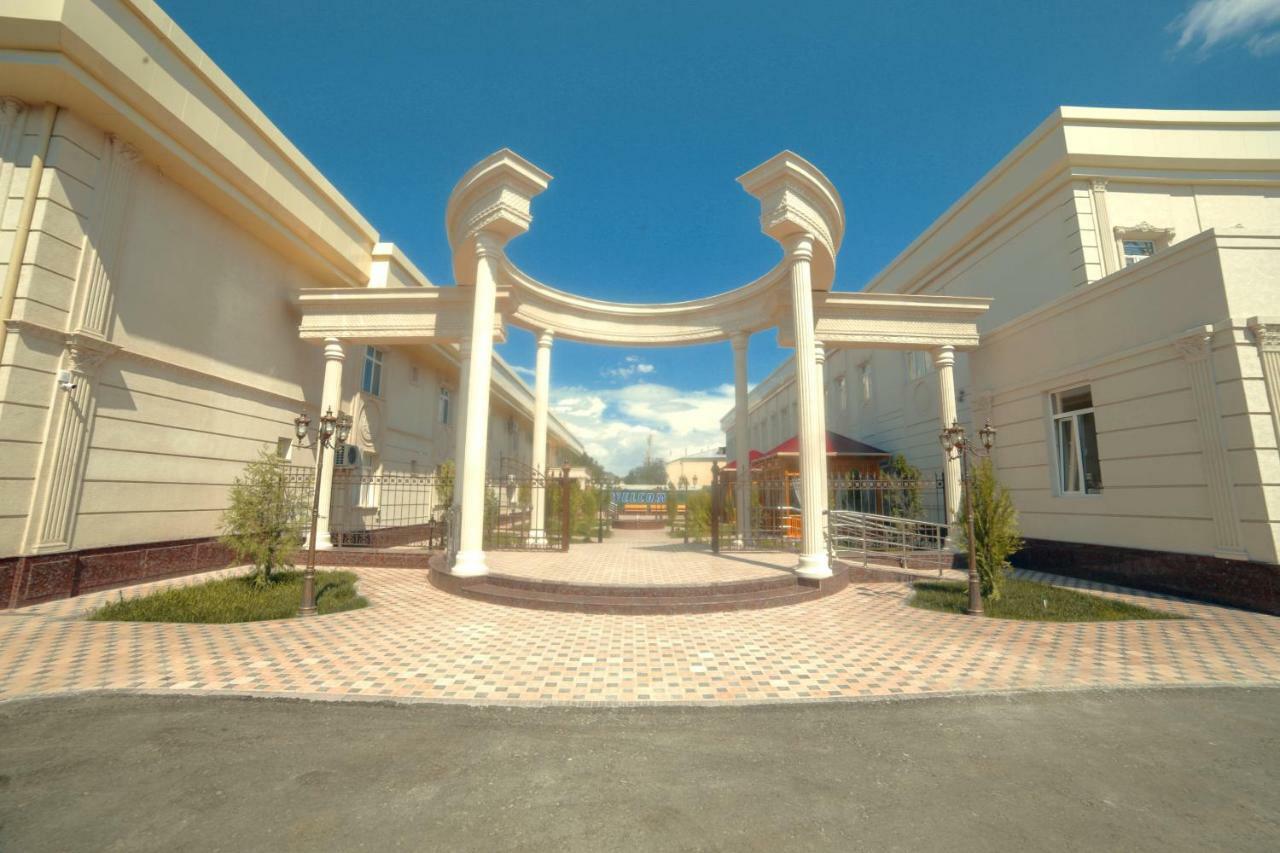 Bravolyuks Hotel Urgencz Zewnętrze zdjęcie