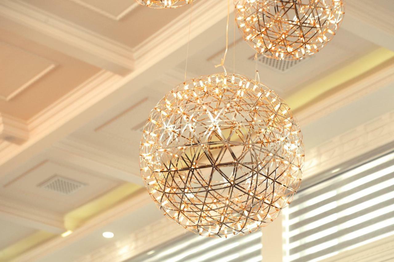 Bravolyuks Hotel Urgencz Zewnętrze zdjęcie