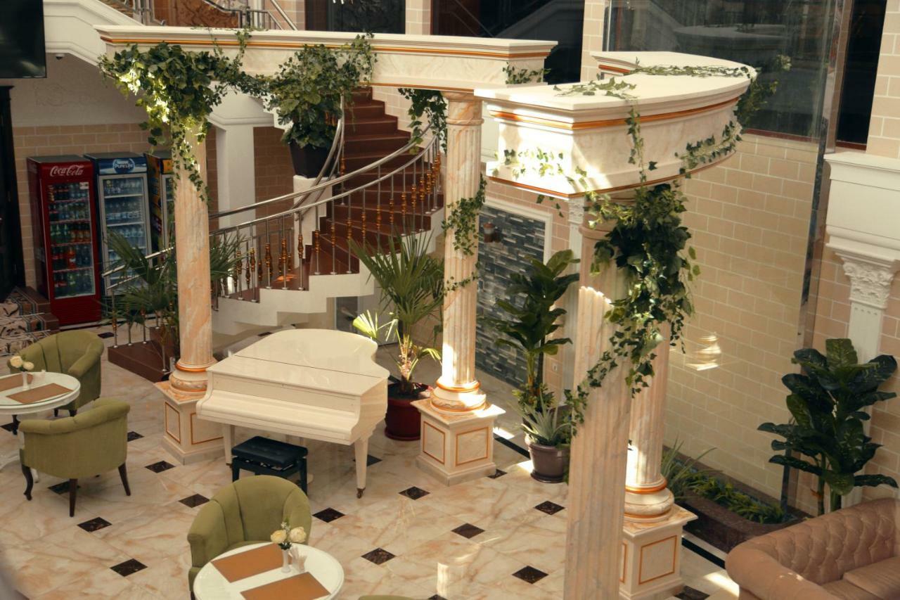 Bravolyuks Hotel Urgencz Zewnętrze zdjęcie