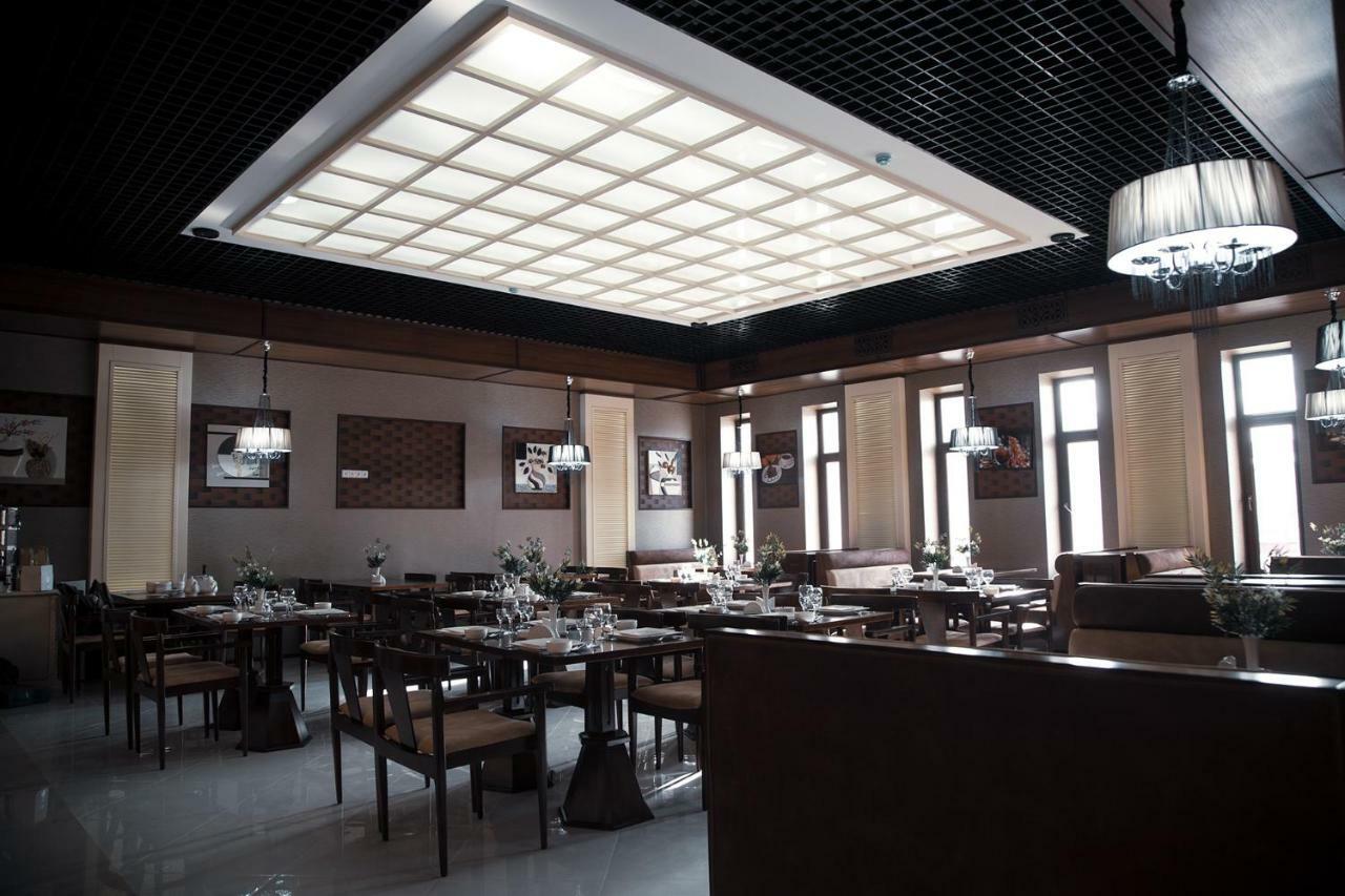 Bravolyuks Hotel Urgencz Zewnętrze zdjęcie