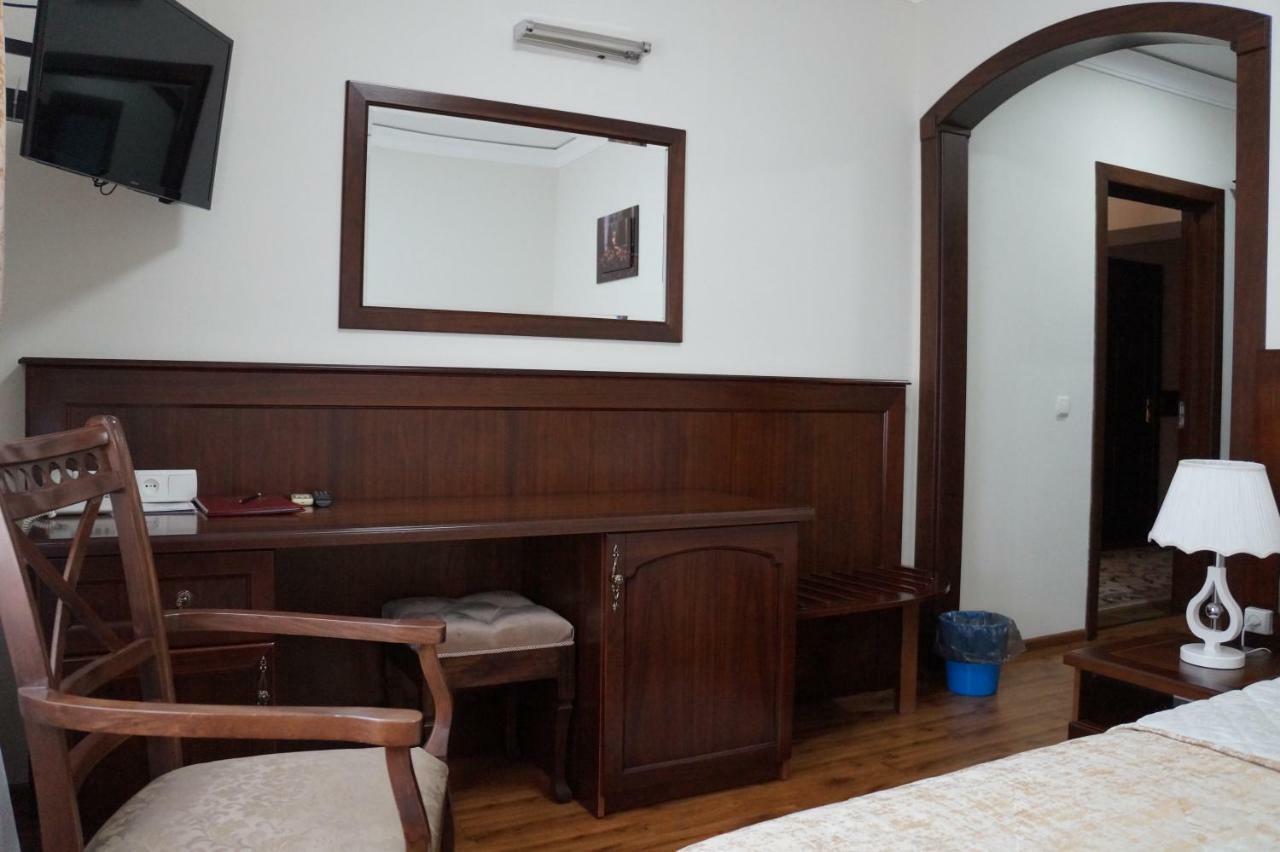 Bravolyuks Hotel Urgencz Zewnętrze zdjęcie