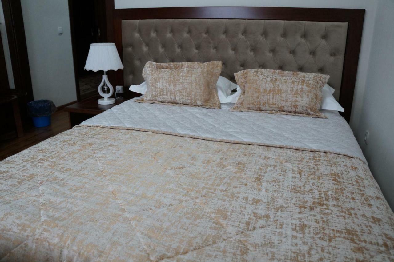Bravolyuks Hotel Urgencz Zewnętrze zdjęcie