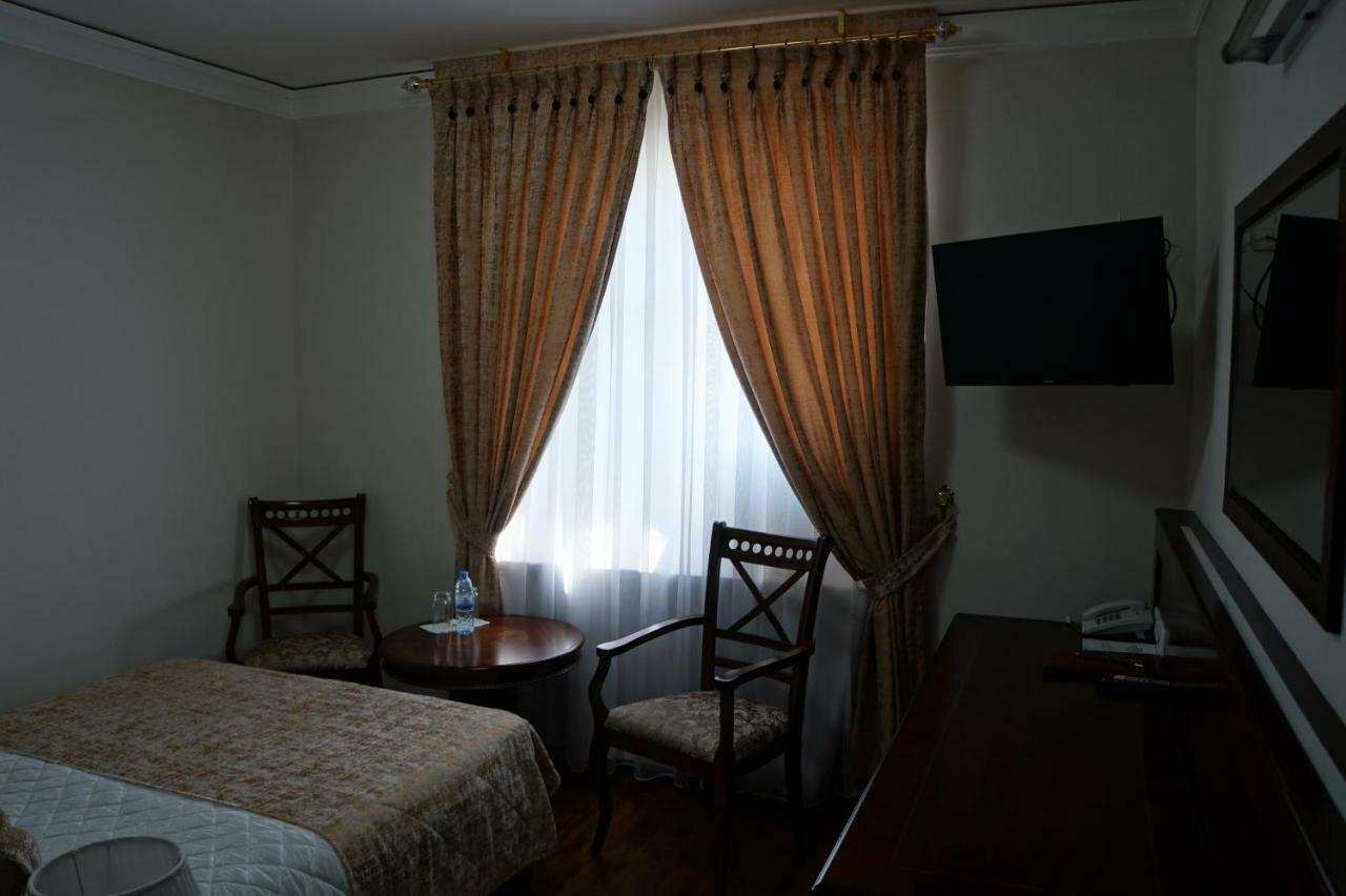 Bravolyuks Hotel Urgencz Zewnętrze zdjęcie