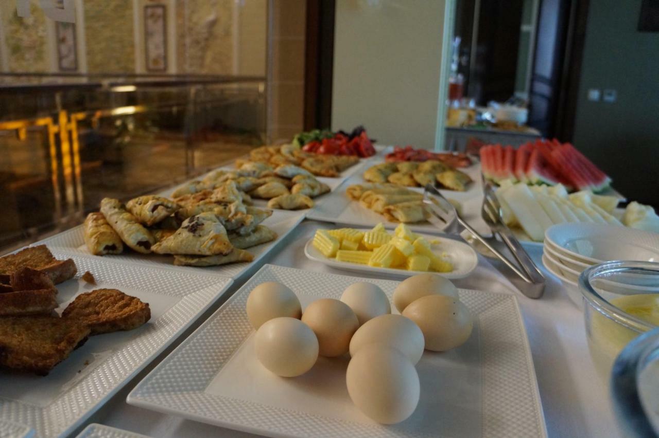 Bravolyuks Hotel Urgencz Zewnętrze zdjęcie