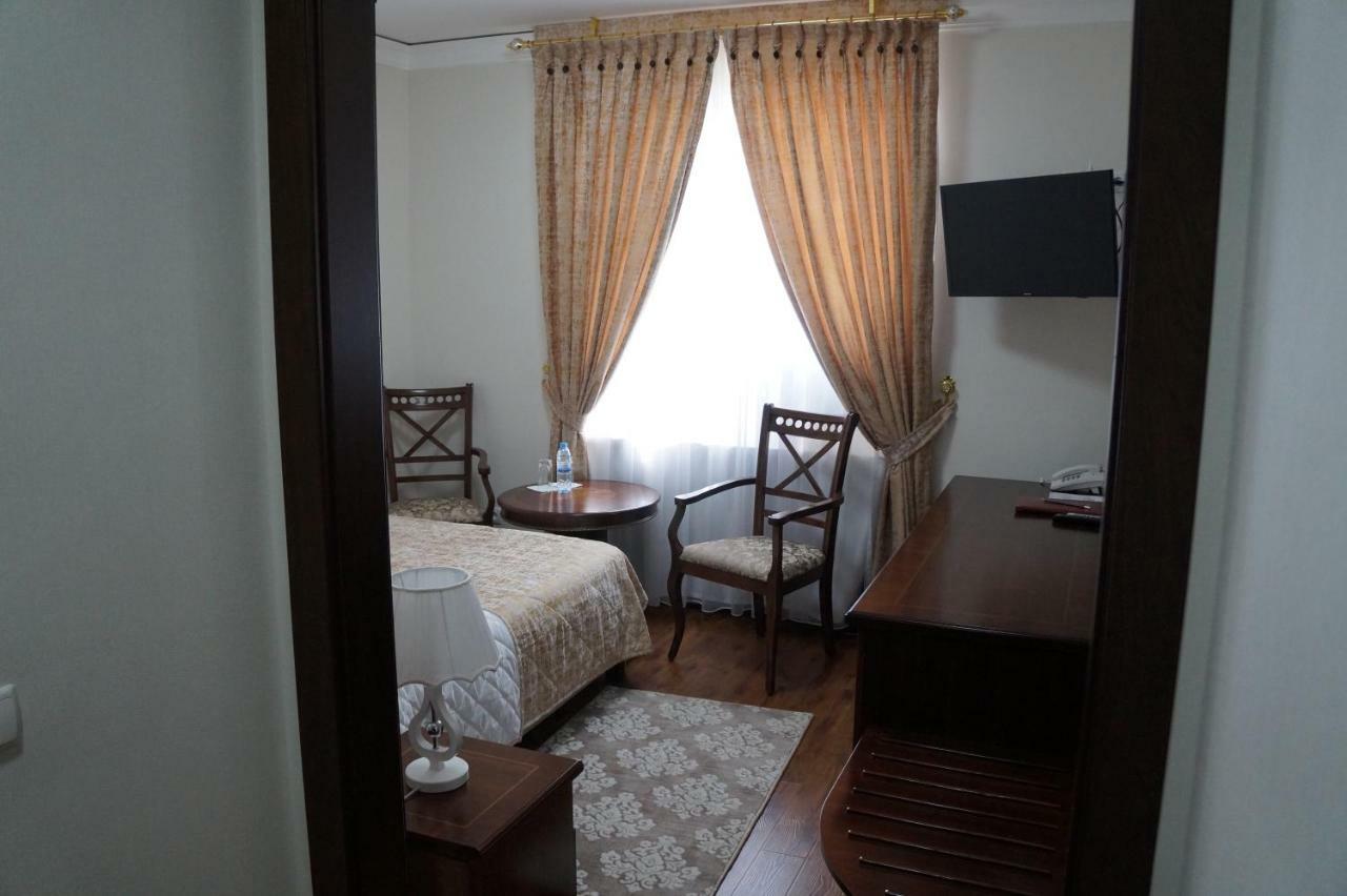 Bravolyuks Hotel Urgencz Zewnętrze zdjęcie