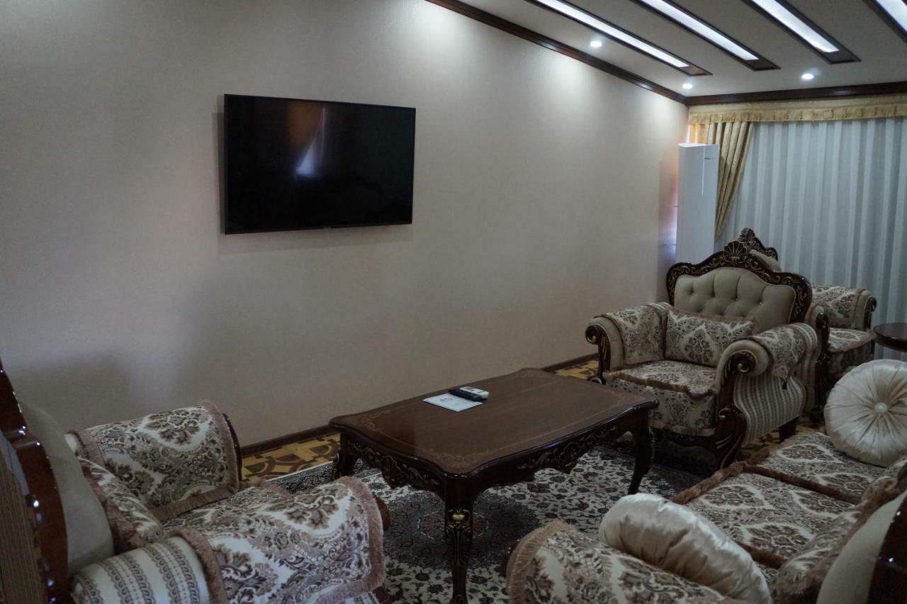 Bravolyuks Hotel Urgencz Zewnętrze zdjęcie