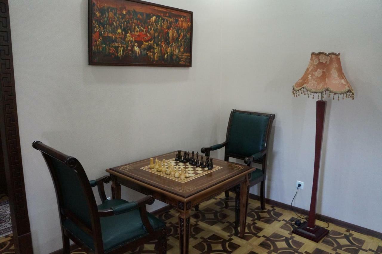 Bravolyuks Hotel Urgencz Zewnętrze zdjęcie
