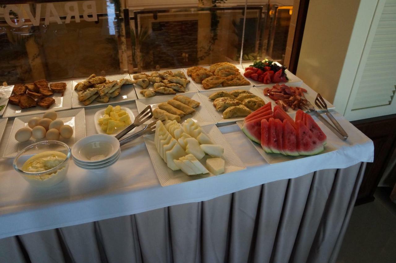 Bravolyuks Hotel Urgencz Zewnętrze zdjęcie