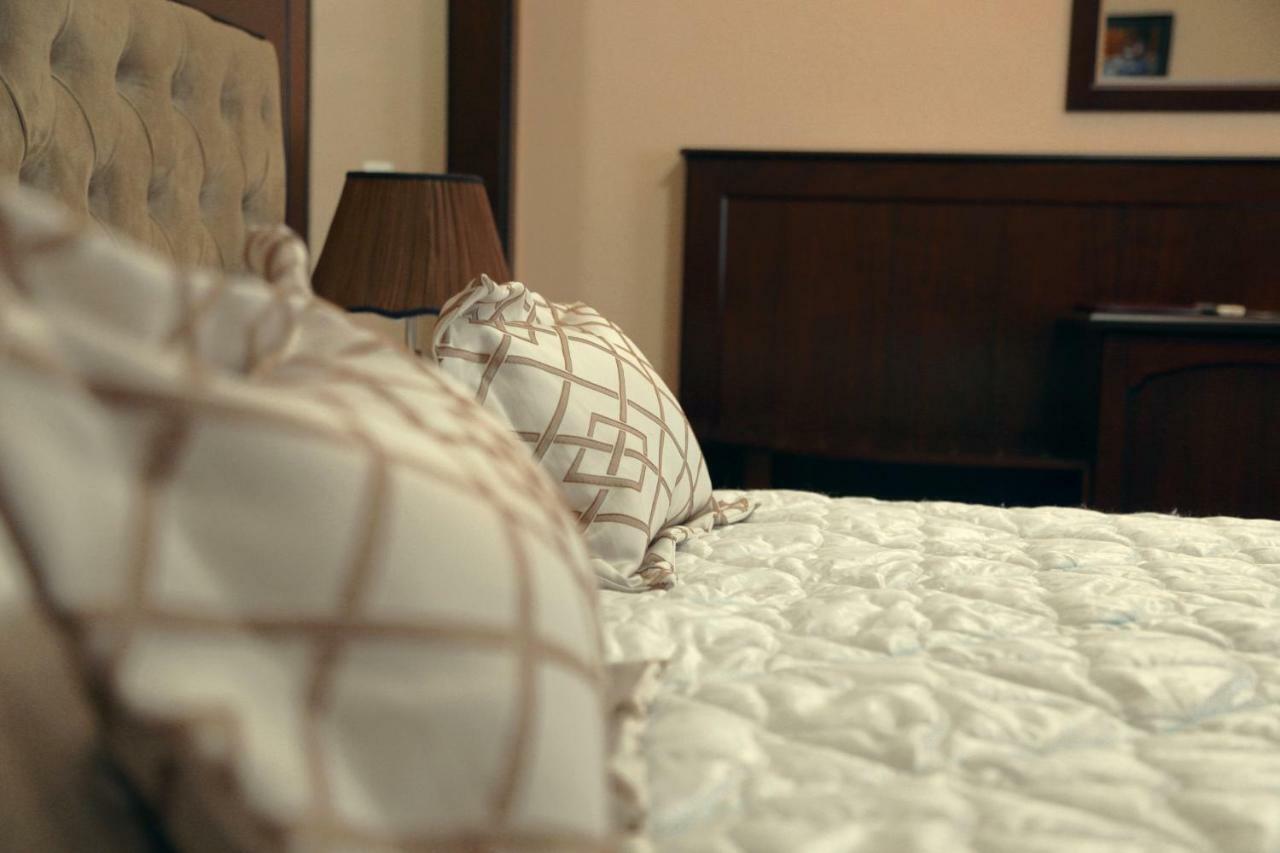 Bravolyuks Hotel Urgencz Zewnętrze zdjęcie